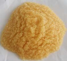 軟化樹脂是專用于軟化硬水的一種專用樹脂，通過離子交換技術(shù)，使水的硬度小于50 mg/L(CaCO3)。離子交換是一種特殊的動態(tài)吸附過程，一般是由不溶于水的離子交換劑在電解質(zhì)溶液中進(jìn)行，這種離子交換劑即為離子交換樹脂。